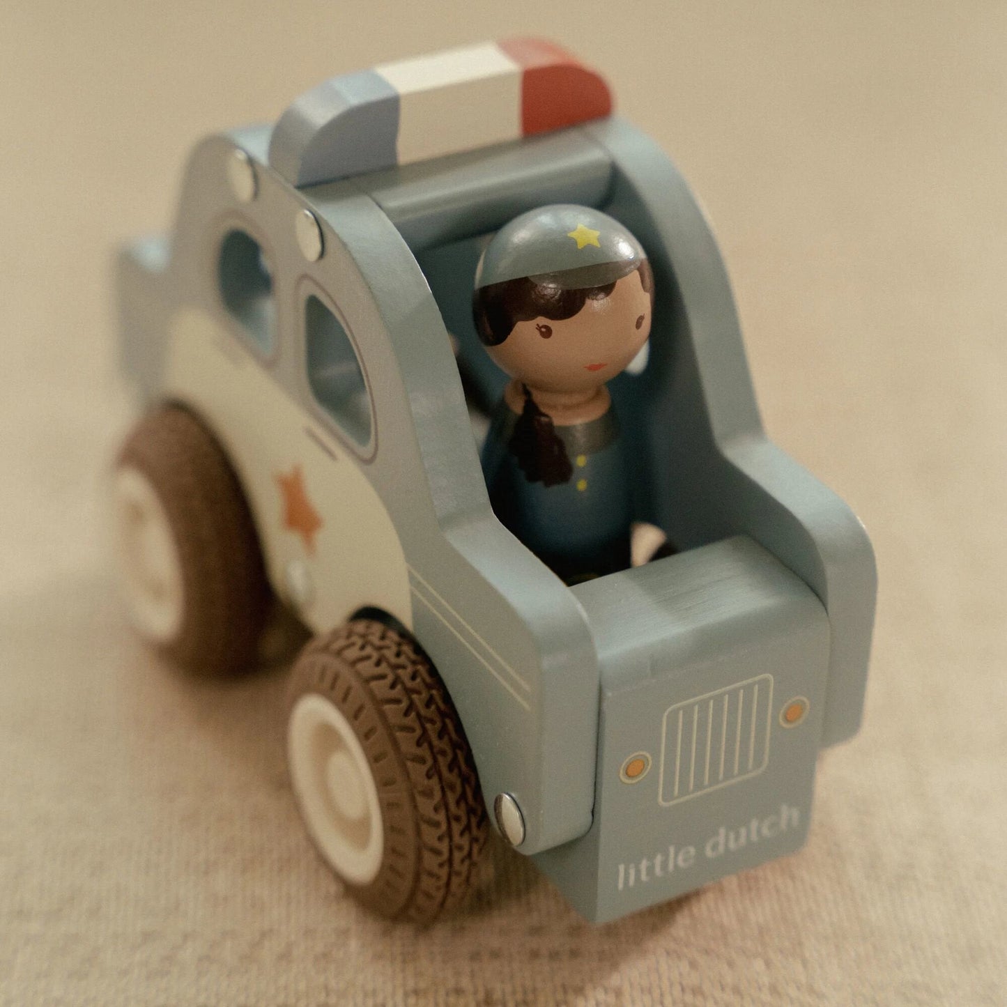 Macchina polizia con personaggio