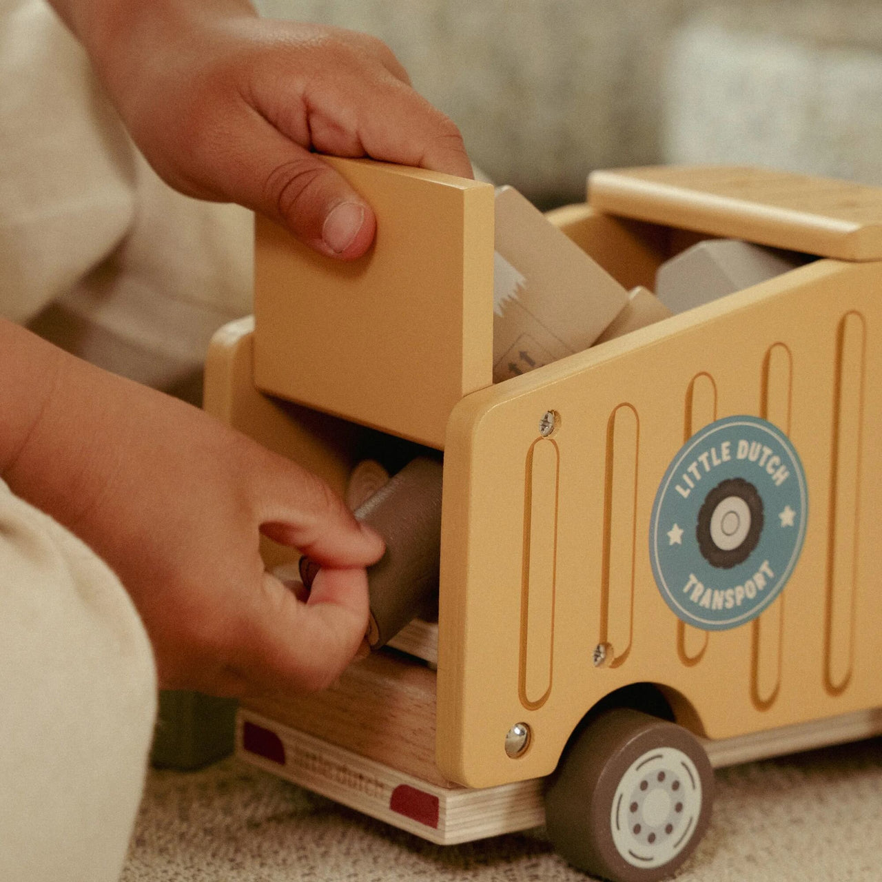 Camion della spazzatura con personaggio