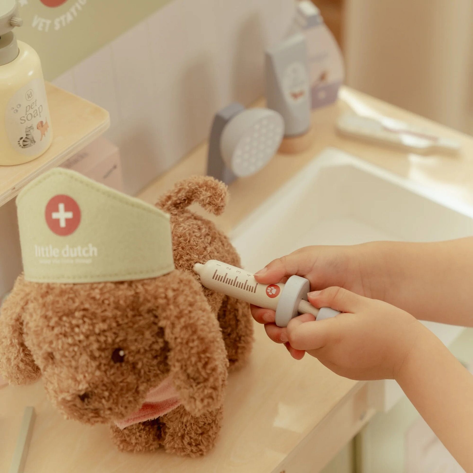 Peluche cane Jackie con trasportino  - Little Dutch