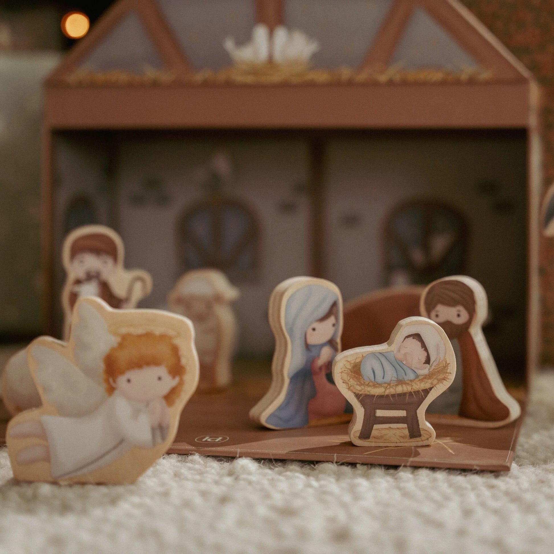 Presepe in legno con capanna