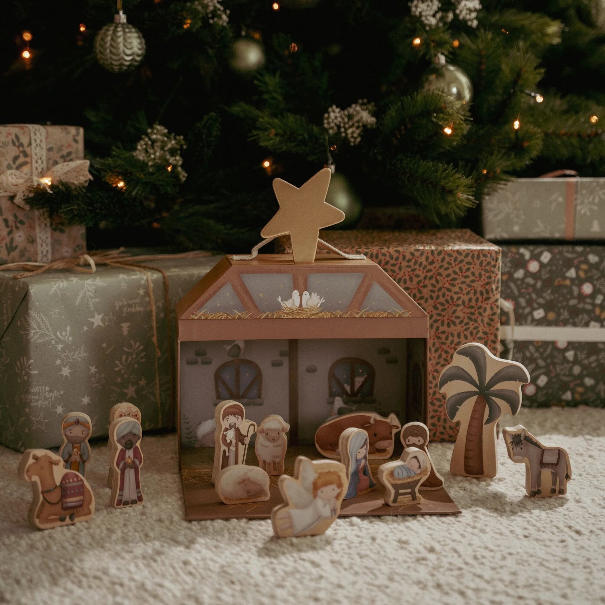 Presepe in legno con capanna